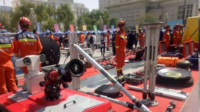 我公司技術(shù)人員在蘭州市消防特勤大隊為消防官兵現(xiàn)場顯示、培訓我公司所供設(shè)備