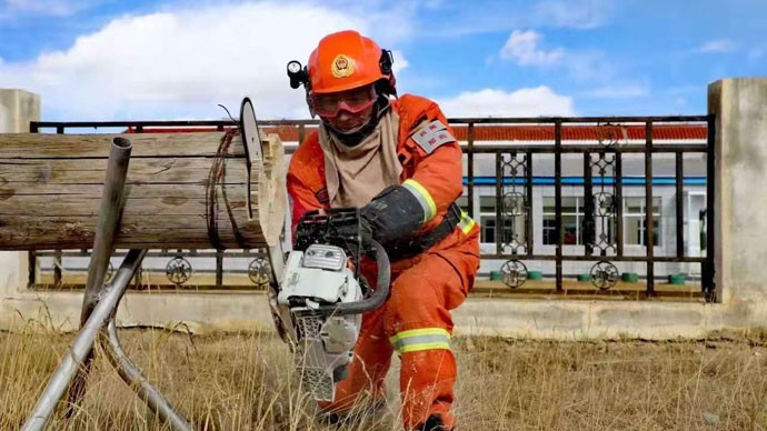 我公司技術(shù)人員在蘭州市消防特勤大隊為消防官兵現(xiàn)場顯示、培訓我公司所供設(shè)備